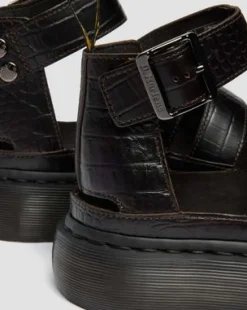 Clarissa Strap Croc Embossed Leather Quad -sandaalit in Tummanruskea
