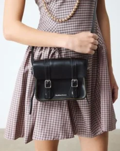 7 Inch Leather Crossbody -olkalaukku in Musta