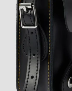 7 Inch Leather Crossbody -olkalaukku in Musta