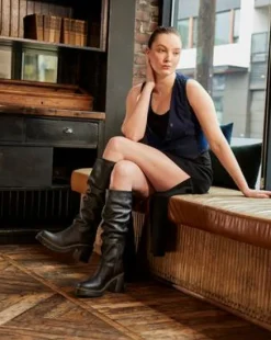 Kasey Virginia Leather Knee High Heeled -maiharit in Musta