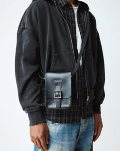 Kiev Smooth Leather Vertical Crossbody -laukku in Musta