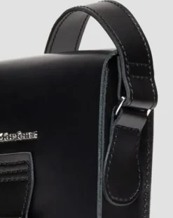 Kiev Smooth Leather Vertical Crossbody -laukku in Musta