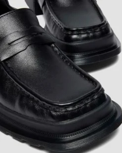 MAYBOLE SQUARE TOE RUCHED NAHKA-LOAFERIT in Musta