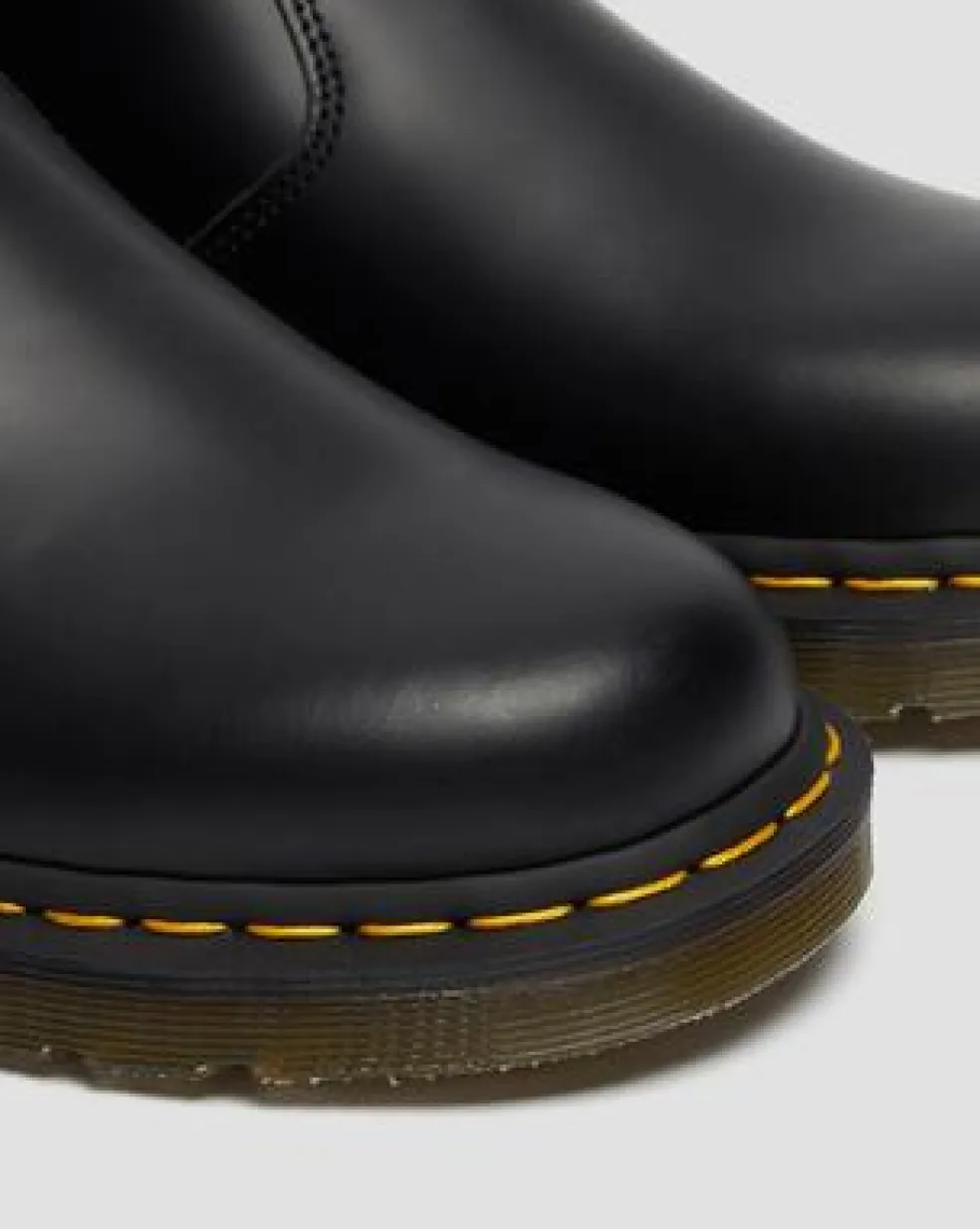 2976 Yellow Stitch Smooth Leather Chelsea -bootsit in Musta